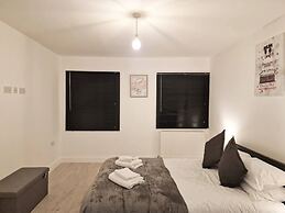 Deluxe 2 Bed Apartment in Uxbridge