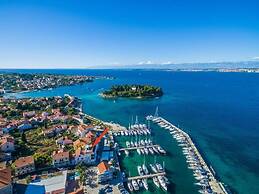 Good Life Deluxe Seafront Apartment