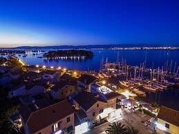Good Life Deluxe Seafront Apartment