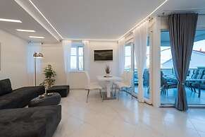 Good Life Deluxe Seafront Apartment