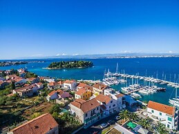 Good Life Deluxe Seafront Apartment
