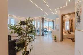 Good Life Deluxe Seafront Apartment