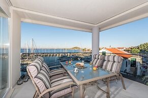 Good Life Deluxe Seafront Apartment