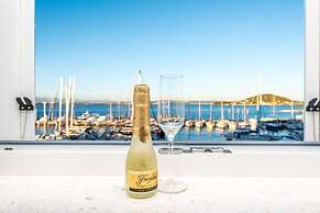 Good Life Deluxe Seafront Apartment
