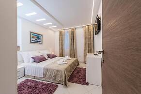 Good Life Deluxe Seafront Apartment