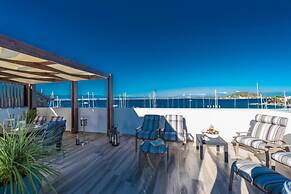 Good Life Deluxe Seafront Apartment
