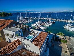 Good Life Deluxe Seafront Apartment