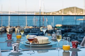 Good Life Deluxe Seafront Apartment