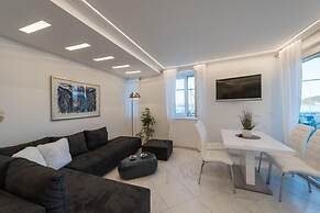 Good Life Deluxe Seafront Apartment