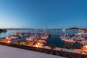 Good Life Deluxe Seafront Apartment