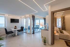 Good Life Deluxe Seafront Apartment