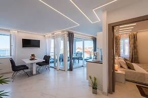 Good Life, Luxury Seafront Apartment