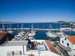 Good Life, Luxury Seafront Apartment