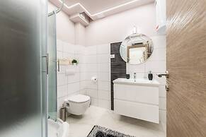 Good Life, Luxury Seafront Apartment