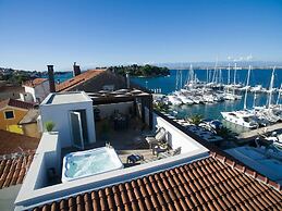 Good Life, Luxury Seafront Apartment