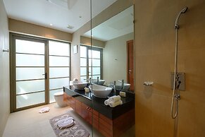 Luxe 2br Pool Villa Walk to Bangtao Beach