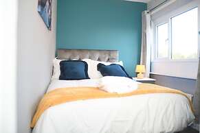 House Sleeps 8 With Garden and Parking