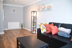House Sleeps 8 With Garden and Parking