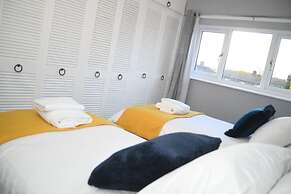 House Sleeps 8 With Garden and Parking