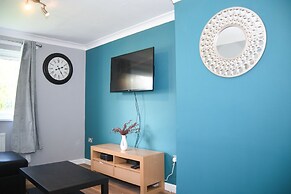House Sleeps 8 With Garden and Parking