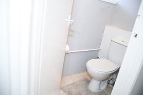 House Sleeps 8 With Garden and Parking