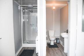 House Sleeps 8 With Garden and Parking