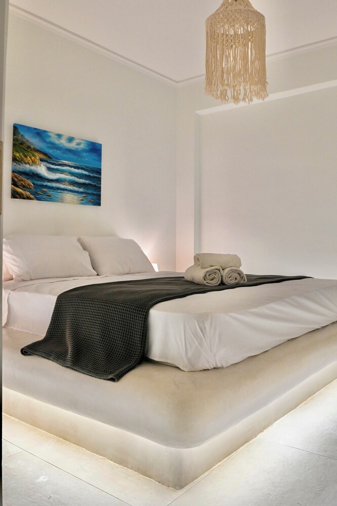 Serenite 2 Bd Santorini Getaway with Sea View