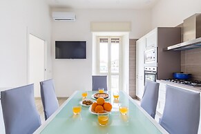 Chiara Modern Apartment by Wonderful Italy