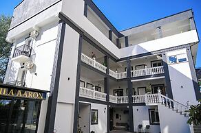 VILA AARON