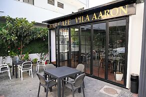 VILA AARON