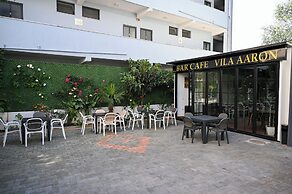 VILA AARON