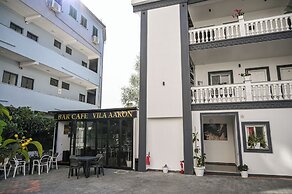 VILA AARON