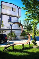 VILA AARON