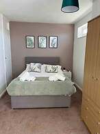 Spacious 3-bed House in Swindon