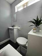 Spacious 3-bed House in Swindon