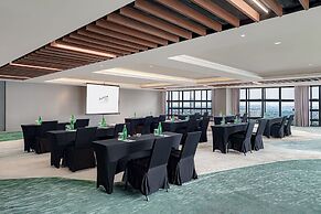 Whiz Luxe Hotel Spazio Surabaya