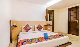 Fabhotel White Klove