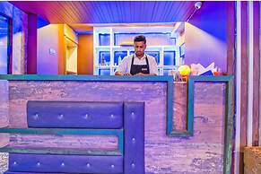 Fabhotel White Klove