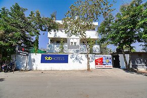 FabHotel Red Velvet & Suites