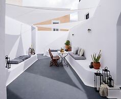 Firalia, Casa In Rock Suites