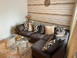Impeccable 4-bed Home Away From Home in Swindon