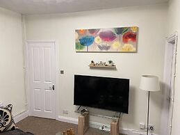 Impeccable 4-bed Home Away From Home in Swindon