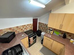 Impeccable 4-bed Home Away From Home in Swindon
