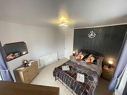 Impeccable 4-bed Home Away From Home in Swindon