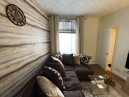 Impeccable 4-bed Home Away From Home in Swindon