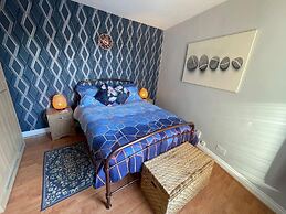 Impeccable 4-bed Home Away From Home in Swindon