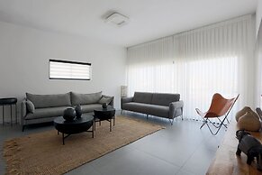 AirTLV-Bazel Apartment With Balcony