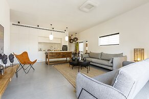 AirTLV-Bazel Apartment With Balcony