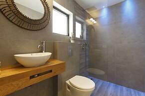 AirTLV-Bazel Apartment With Balcony