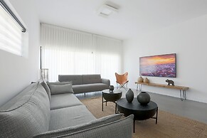 AirTLV-Bazel Apartment With Balcony